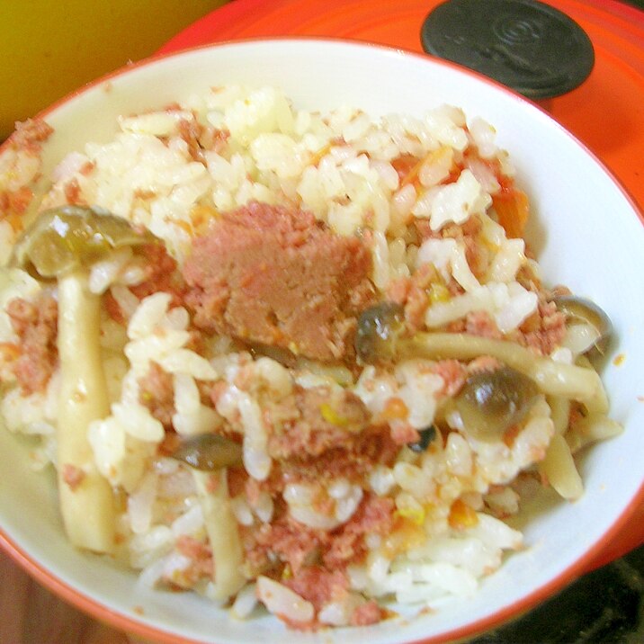 炊飯器で簡単　コンビーフとトマトのピラフ